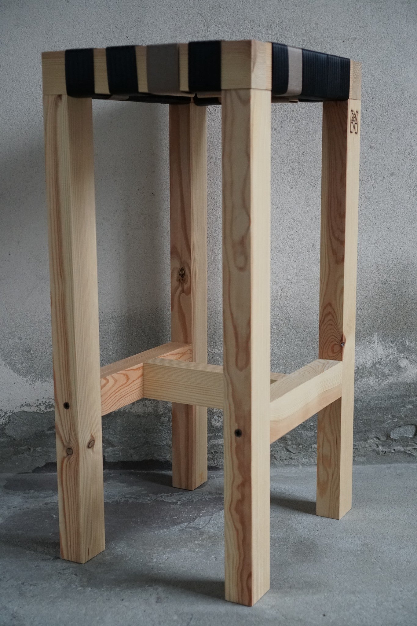 Sgabello Alto In Legno Sentat